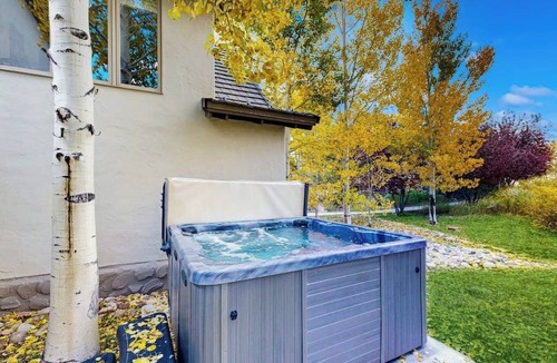 Cordillera House | Spacious home w/private hot tub, modern kitchen, grill & great location