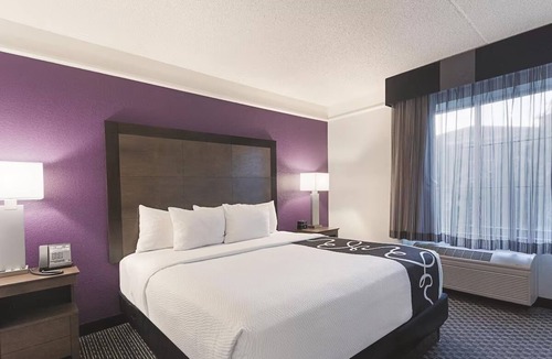 Grand Junction Hotel | Spacious King Suite at La Quinta Inns & Suites, Relaxing Pool, Near Golf Courses