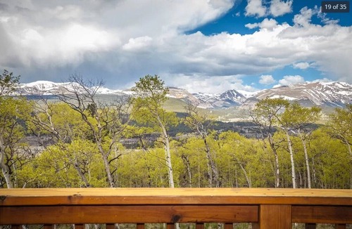 Alma House | Spacious Modern home with Gorgeous Scenic views!
