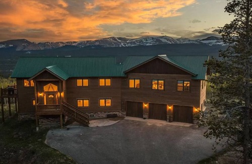 Alma House | Spacious Modern home with Gorgeous Scenic views!