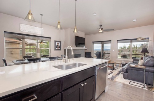 Rendezvous House | Spacious & Modern townhome, sleeps 10, private hot tub