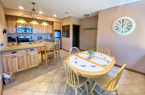 Golden Apartment | Spacious Mountain Apt with Views & Easy Access to Ski, Hike, & Red Rocks!