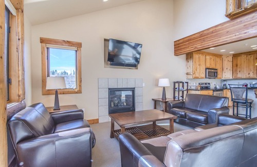 Fraser House | Spacious multi-family town home with GAME ROOM, GREAT VIEWS & PRIVATE HOT TUB