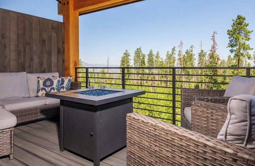 Fraser Condo | Spacious Retreat | Hot tub | Foosball