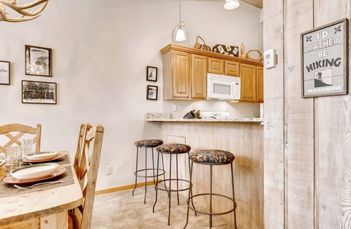 Warrior's Mark House | Spacious Retreat + Loft. Gas Fireplace Modern Style. 5-Min Walk to Town! CH05