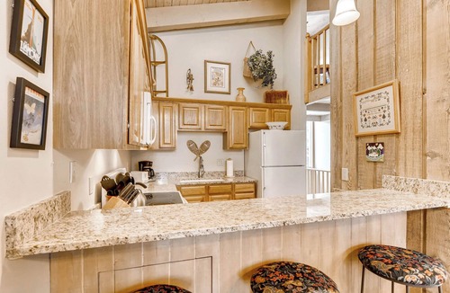 Warrior's Mark House | Spacious Retreat + Loft. Gas Fireplace Modern Style. 5-Min Walk to Town! CH05