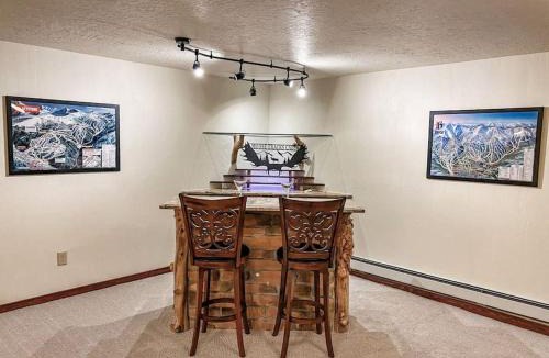 Valley of the Sun House | Spectacular Custom Log Cabin with Hot Tub, Epic Views, Fireplace - Moose Tracks Cabin