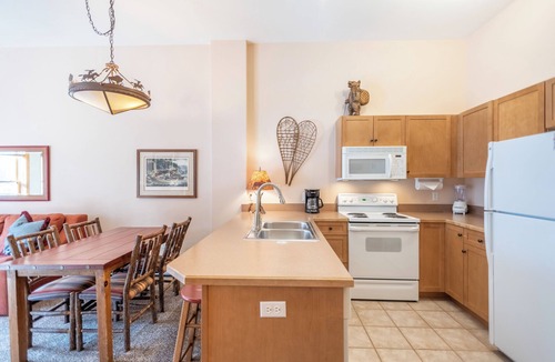 East Village at Copper Condo | Spectacular views, just steps from Super Bee, Vaulted Ceilings! Free WiFi