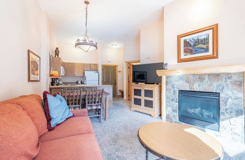 East Village at Copper Condo | Spectacular views, just steps from Super Bee, Vaulted Ceilings! Free WiFi