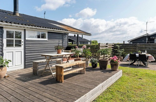 Aarosund House | Split-level holiday home with view of Årø