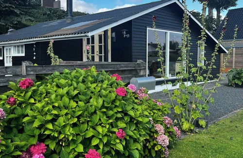 Aarosund House | Split-level holiday home with view of Årø