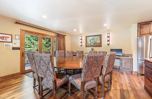 Trafalgar House | Stay at Friendly Fox Chalet, a large pet friendly home in a great location-Hot Tub!