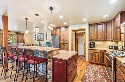 Trafalgar House | Stay at Friendly Fox Chalet, a large pet friendly home in a great location-Hot Tub!