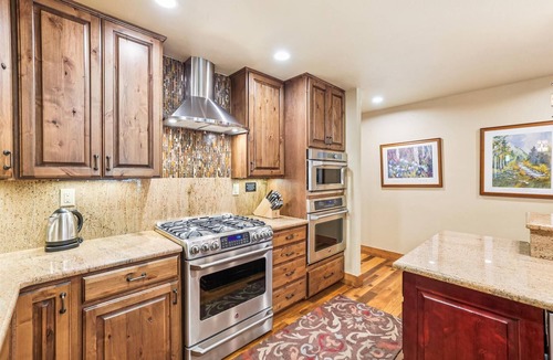 Trafalgar House | Stay at Friendly Fox Chalet, a large pet friendly home in a great location-Hot Tub!