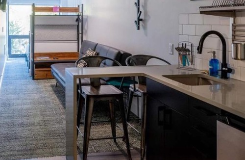 Silverthorne Hotel | Stay Close & Comfortable – 3 Modern Units, Walk to Shops, Cafés & Music