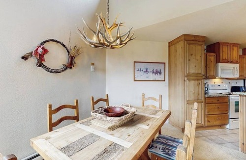 Steamboat Springs Ski Chalet | Steamboat ski lodge one block from gondola with pool & hot tubs