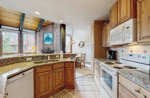 Steamboat Springs Ski Chalet | Steamboat ski lodge one block from gondola with pool & hot tubs