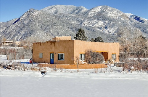 Arroyo Seco House | Stella Luna - in the Lap of Taos Mountain!