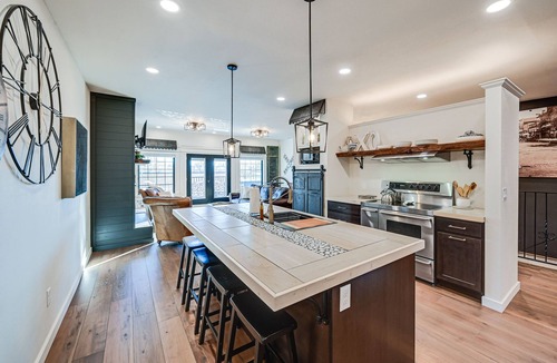 Craig Apartment | Stellar Craig Apartment - Walk to Restaurants!