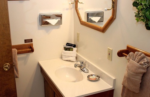 Estes Park Apartment | Studio with K Bed & Wood Burning Fireplace