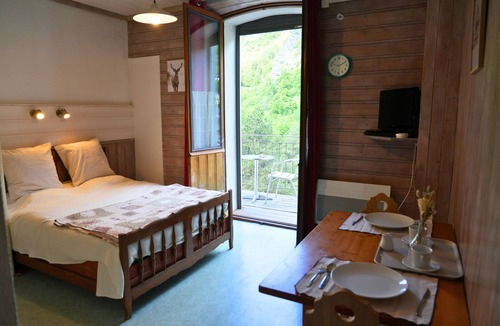 Brides-les-Bains Apartment | Studio with twin beds