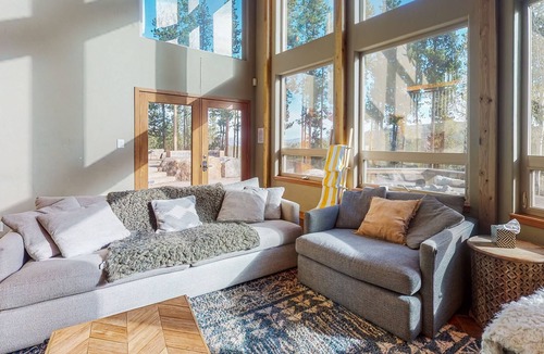 Granby House | Stunning 2-level mountain chalet with views, firepit & game room tables