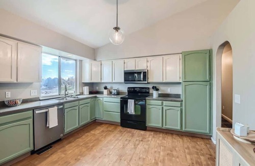 Broomfield House | Stunning 4 BDR Fully Furnished Home in Broomfield