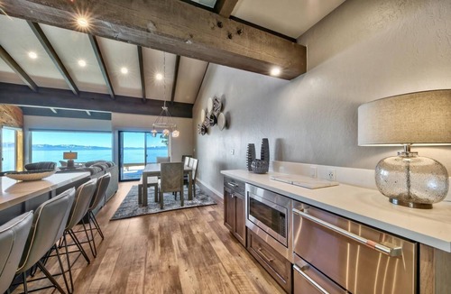 South Lake Tahoe House | Stunning Lakefront Near Heavenly LLV611