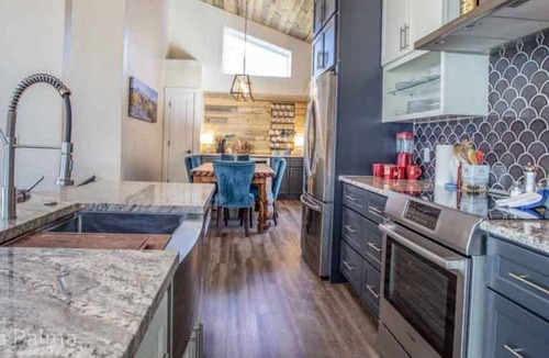 Breckenridge Heights House | ⭐️Stunning Luxury Remodel, 5 min town, hot tub, near shuttle route! New kitchen