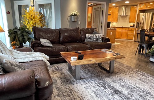 Highland Lakes Apartment | Stunning Pikes Peak Views, BEAUTIFUL, full 1200 sq. ft. 2 Bedroom Apartment!