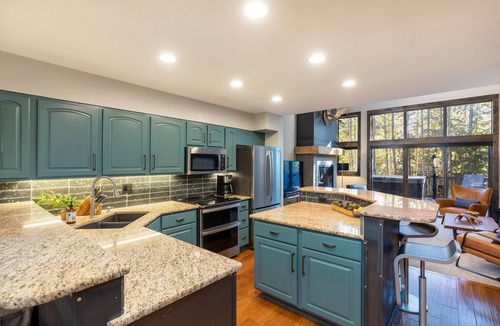 Warrior's Mark House | Stunning Townhome, Walk to Peak 9 & Town! Private Hot Tub, All Kings!