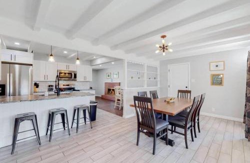 Southeast House | Stunning Upper Family Unit with King Beds & Yard