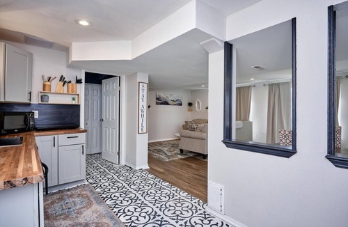 Aurora House | Stylish basement/apartment ideal for long stays