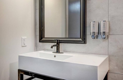 Silverthorne Hotel | Stylish City Getaway – Walk to Dining, Art, Shopping & the Heart of Downtown