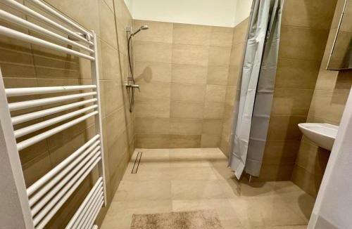 Simmering Apartment | Stylish Cosy 2 Bedroom Apartment with Free Parking