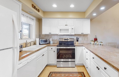 Pagosa Springs Condo | Stylish downtown getaway with private deck, fast WiFi, full kitchen & fireplace