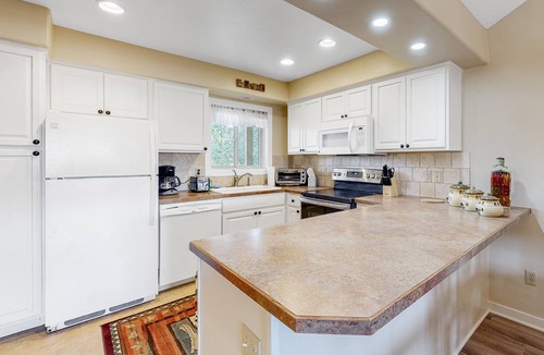 Pagosa Springs Condo | Stylish downtown getaway with private deck, fast WiFi, full kitchen & fireplace