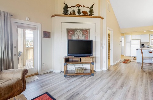 Pagosa Springs Condo | Stylish downtown getaway with private deck, fast WiFi, full kitchen & fireplace