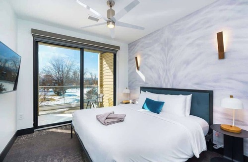 Berkeley Hotel | Stylish Getaway w/Balcony & Scenic Mountain Views