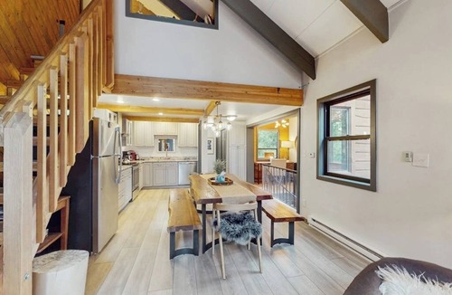 Baldy Mountain House | Stylish Lofted Retreat W/Private Hot Tub, Free WiFi, & Spacious Deck - Dogs OK