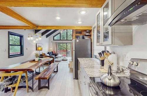 Baldy Mountain House | Stylish Lofted Retreat W/Private Hot Tub, Free WiFi, & Spacious Deck - Dogs OK