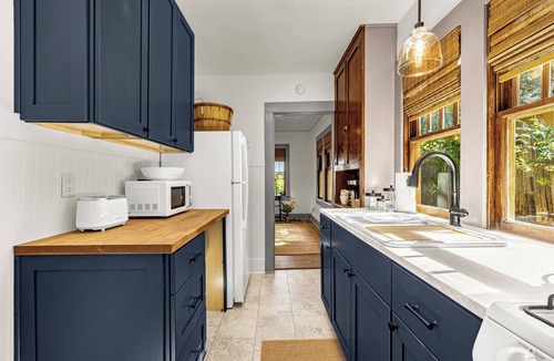 Manitou Springs Cottage | Stylish Mountain Cottage with Stunning Views Overlooking Manitou Springs