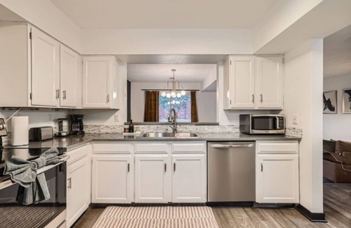 South Westminster House | Stylish Townhouse Retreat - 15 min to DT