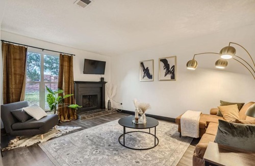 South Westminster House | Stylish Townhouse Retreat - 15 min to DT