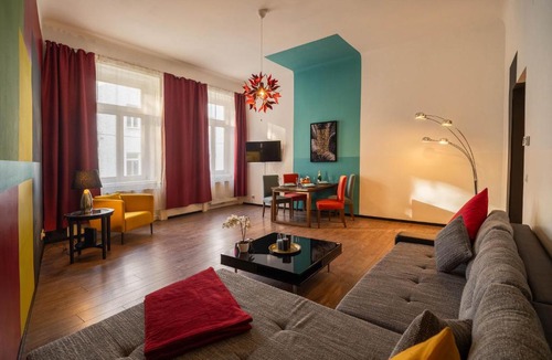 Margareten Apartment | Stylish Vienna Apartment near U4 Metro & Naschmarkt
