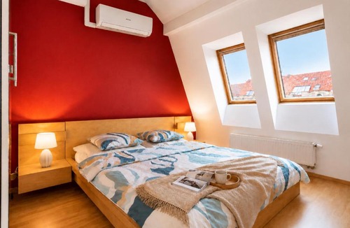 Bubenec Apartment | Stylový Penthouse s balkonem blízko centra
