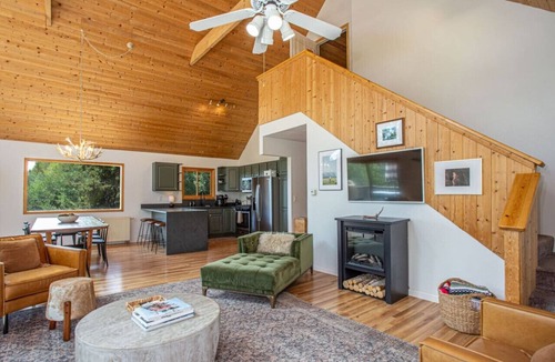 Alma House | Summer Cabin Retreat | Hot Tub, Firepit, Sleeps 12