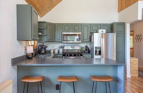 Alma House | Summer Cabin Retreat | Hot Tub, Firepit, Sleeps 12
