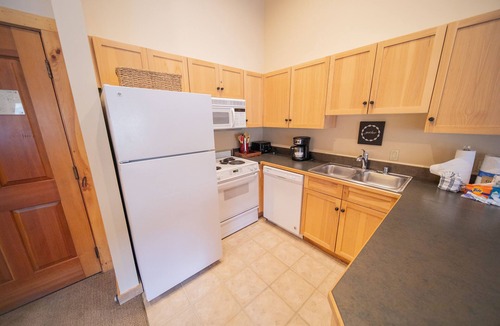 River Run Condo | Summer Getaway | Hot Tub + Outdoor Fun