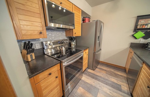 Mountain House Condo | Summer Retreat | Large Balcony & Amazing Views